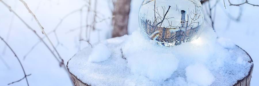 crystal-ball-4006974_1920_gespiegelt.jpg Winter Kristallkugel (gespiegelt)